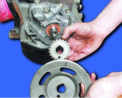 41. Отверните болт крепления шкива коленчатого вала, удерживая вал от проворачивания.