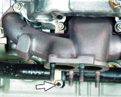 Чтобы зафиксировать коленчатый вал от проворачивания, заверните два болта крепления маховика в…