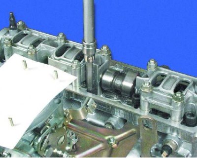 43. Отверните гайку крепления и отсоедините кронштейн от подводящей трубы водяного насоса.