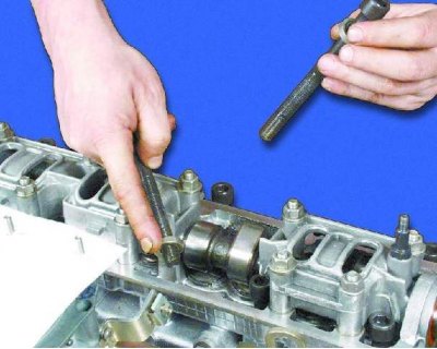 44. Отверните десять болтов крепления головки блока специальным ключом под внутренний шестигранник.