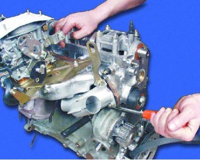 Расположение болтов крепления головки блока.