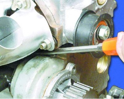 48. Отверните два болта крепления и снимите подводящую трубу водяного насоса.