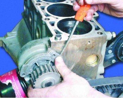 Чтобы оторвать головку от блока, вставьте отвертку под выпускной коллектор. Используя ее как рычаг,…