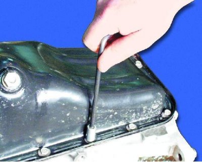 49. Выньте водяной насос, подцепив его отверткой.