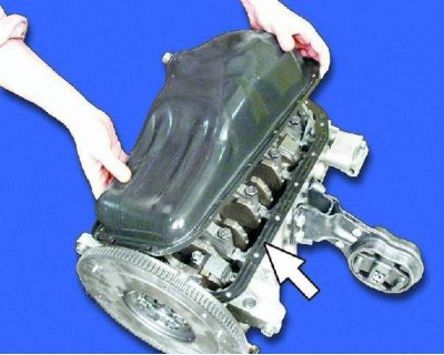 50. Переверните двигатель масляным картером вверх и отверните шестнадцать болтов крепления…