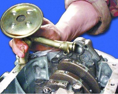 52. Отверните масляный фильтр. Отверните два болта крепления приемника масляного насоса к крышке…