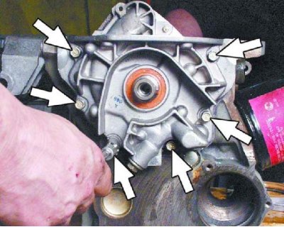 53. Выньте трубку приемника из масляного насоса и снимите приемник.