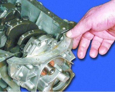 54. Отверните шесть болтов крепления масляного насоса.