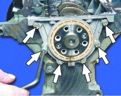 55. Снимите масляный насос, сдвинув его с носка коленчатого вала.