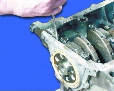 56. Отверните шесть болтов крепления держателя заднего сальника.