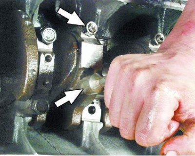 57. Осторожно снимите держатель, отжав его отверткой от блока.