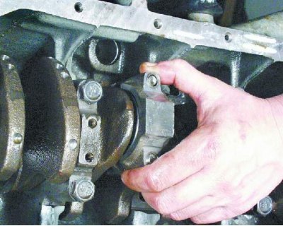58. Отверните гайки крепления крышки шатуна.