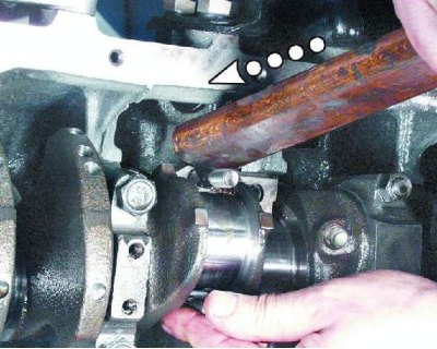 59. Снимите крышку шатуна и вкладыш. Если демонтаж крышки затруднен, сбейте ее несильными ударами…