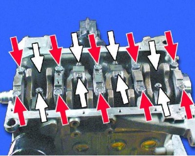 60. Протолкните шатун с поршнем внутрь цилиндра так, чтобы шатун не касался его стенок. Иначе можно…