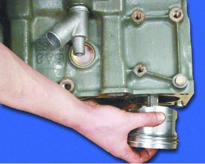 Расположение гаек крепления шатунов (стрелки белого цвета) и болтов крепления крышек коренных…