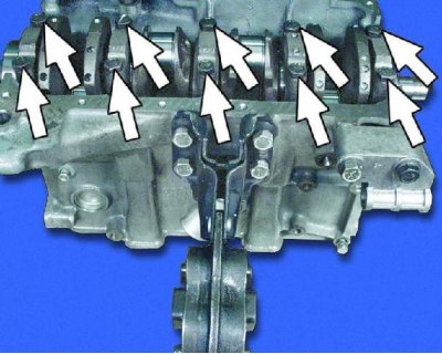 61. Осторожно выньте поршень в сборе с шатуном и верхним вкладышем из блока, стараясь не повредить…