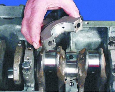 62. Отверните болты крепления крышек коренных подшипников.