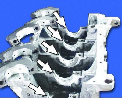 63. Снимите крышки коренных подшипников и нижние вкладыши. Выньте коленчатый вал из блока цилиндров.