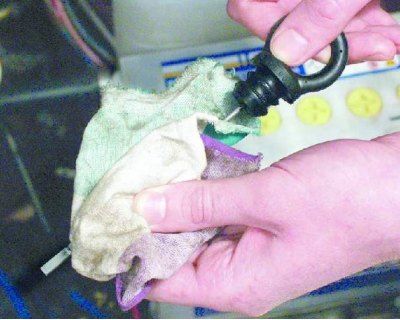4. Turnați ulei nou prin orificiul jojei folosind o pâlnie.