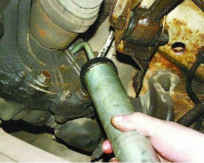7. La cutiile de viteze anterioare (fara joja) gâtul de umplere cu ulei este situat deasupra…