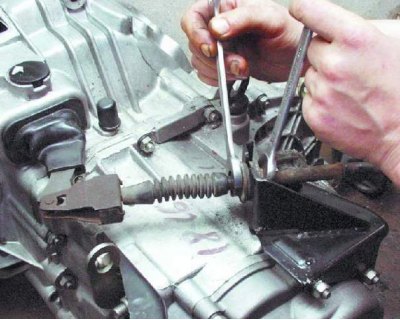 1 – трос привода сцепления; 2 – резиновая подушка; 3 – оболочка троса; 4 – нижний наконечник…