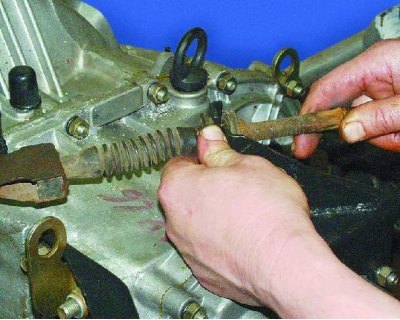 1. Отверните регулировочные гайки сцепления.