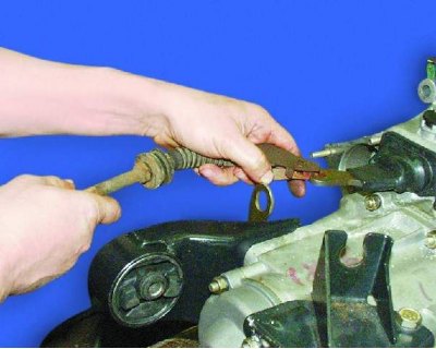 2. Выньте нижний наконечник оболочки троса из кронштейна.