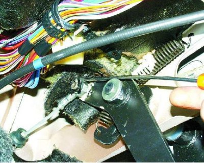 3. Отсоедините поводок от рычага вилки выключения сцепления.