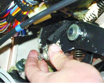 4. Снимите стопорную скобу с пальца педали изнутри салона.