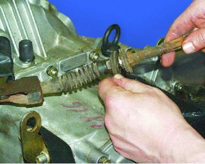 6. Со стороны моторного отсека выньте резиновую подушку из отверстия в щите передка и вытяните…