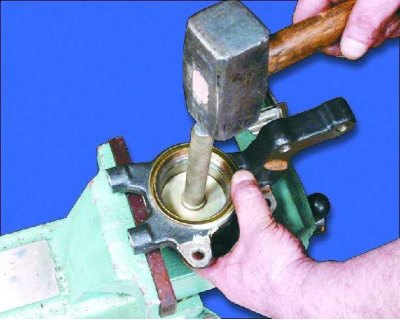 4. Remove the snap rings from both sides of the steering knuckle.