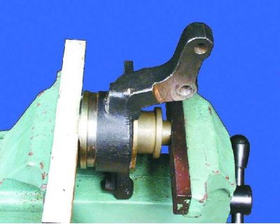 6. Install the outer snap ring after cleaning it thoroughly.