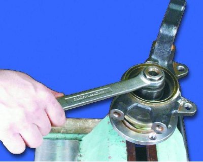 8. Install the inner snap ring.