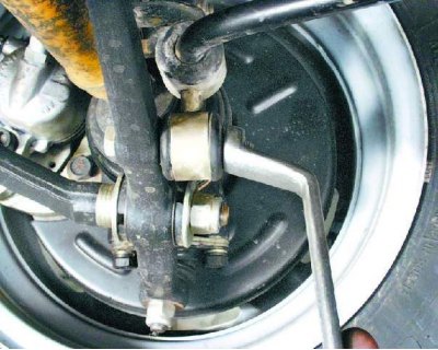 Pozornosť! Brzdy auto s parkovaciu brzdu a nainštalovať anti-rollback zastávky («topánky») pod…