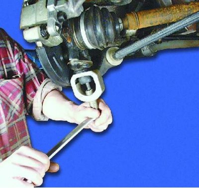 2. Loosen the ball joint mounting nut.