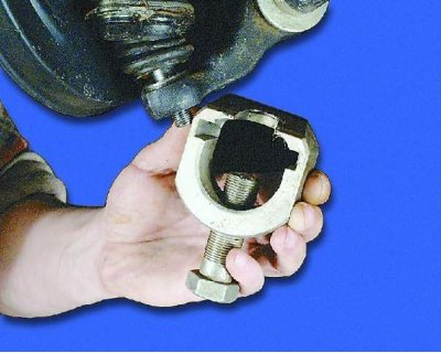 3. Press the ball joint pin out of the arm using a puller.