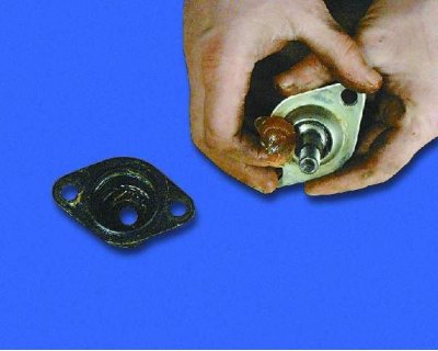 6. Press the lever down and remove the ball joint.