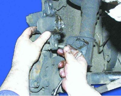4. Ridicați etrierul și deșurubați șurubul de fixare superior în același mod.
