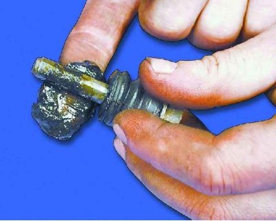 17. Apoi introduceți pistonul în cilindru și introduceți marginea exterioară în canelura de pe…