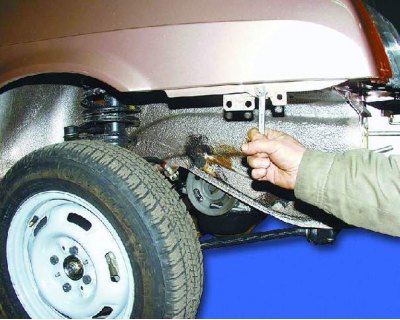 2. Loosen the lower wing mounting bolt.