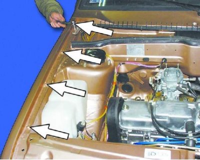 3. Remove the front bumper and unscrew the front wing mounting bolt.