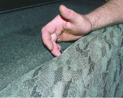 1. Fold the rear seat cushion forward, unscrew the two hinge mounting bolts and remove the cushion.