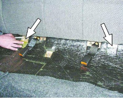 2. Turn the lock handle and release the rear seat back.