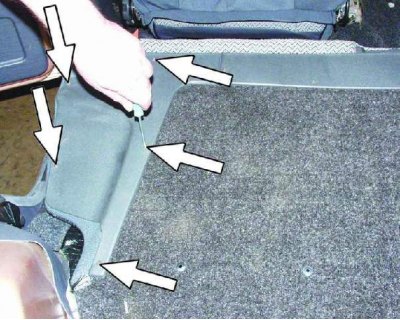 1. Remove the lock handle handle, then lay the rear seat back horizontally.