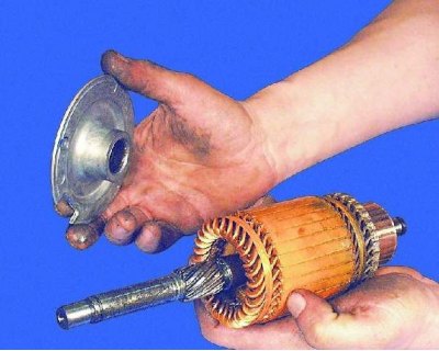 19. Вийміть якір із кришки з боку приводу.