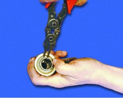20. Зніміть проміжну опору з валу якоря.
