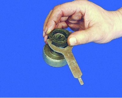 23. Зніміть упорну шайбу.