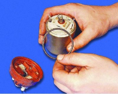 29. Зніміть кришку реле.