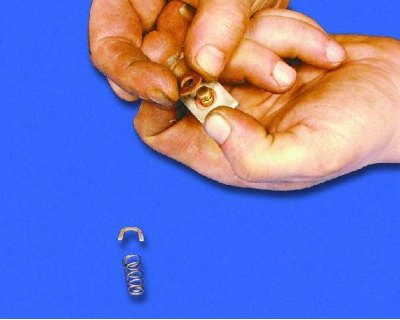 33. Зніміть стопорне кільце.