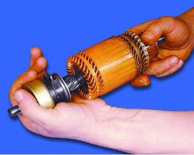 7. Утрымліваючы обгонную муфту, паспрабуйце пракруціць шасцярню стартара ў абодва бакі: яна павінна…